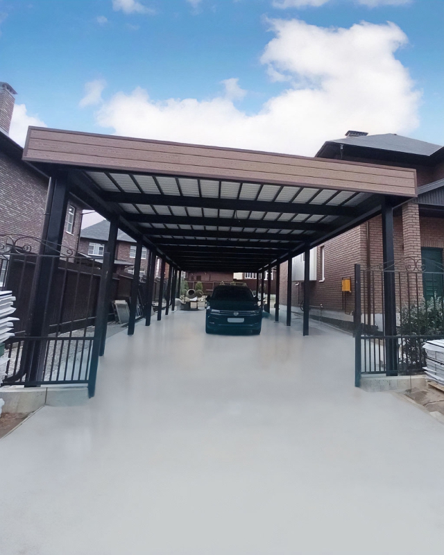 Современный автонавес с крышей из поликарбоната Односкатный автонавес из поликарбоната в стиле хай-тек для автомобиля с закрытыми боковинами