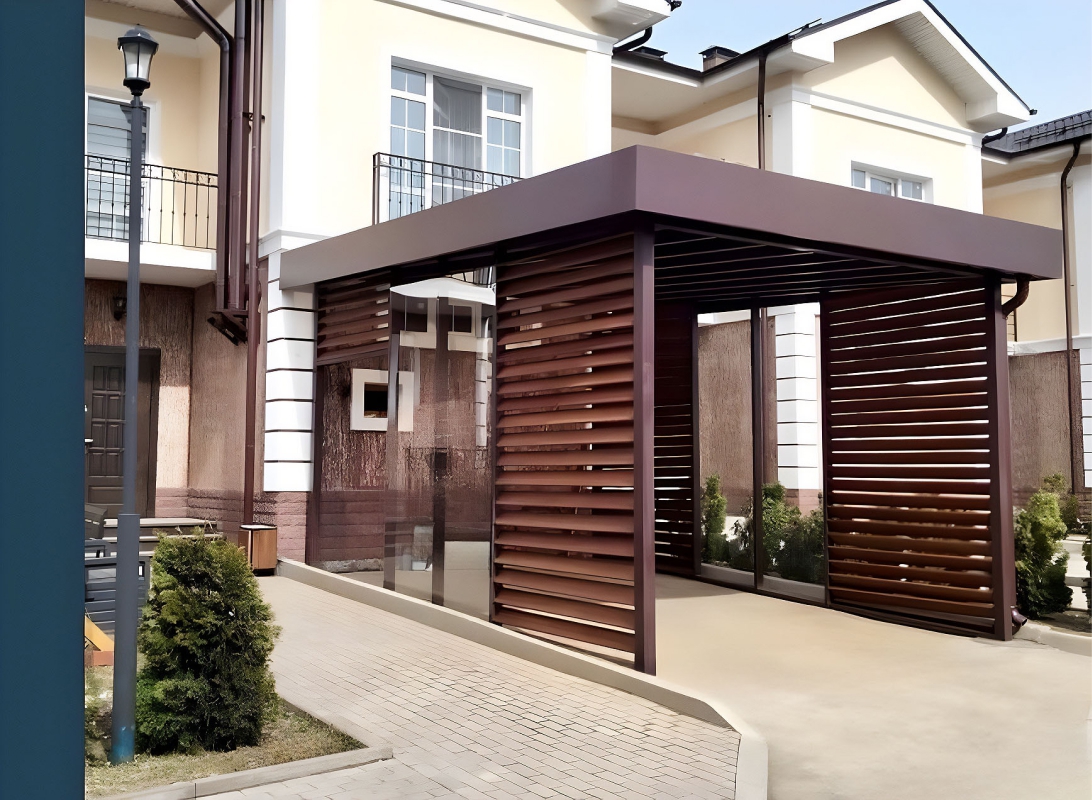 Односкатный автонавес из поликарбоната в стиле хай-тек для автомобиля с закрытыми боковинами Односкатный автонавес из поликарбоната в стиле хай-тек для автомобиля с закрытыми боковинами